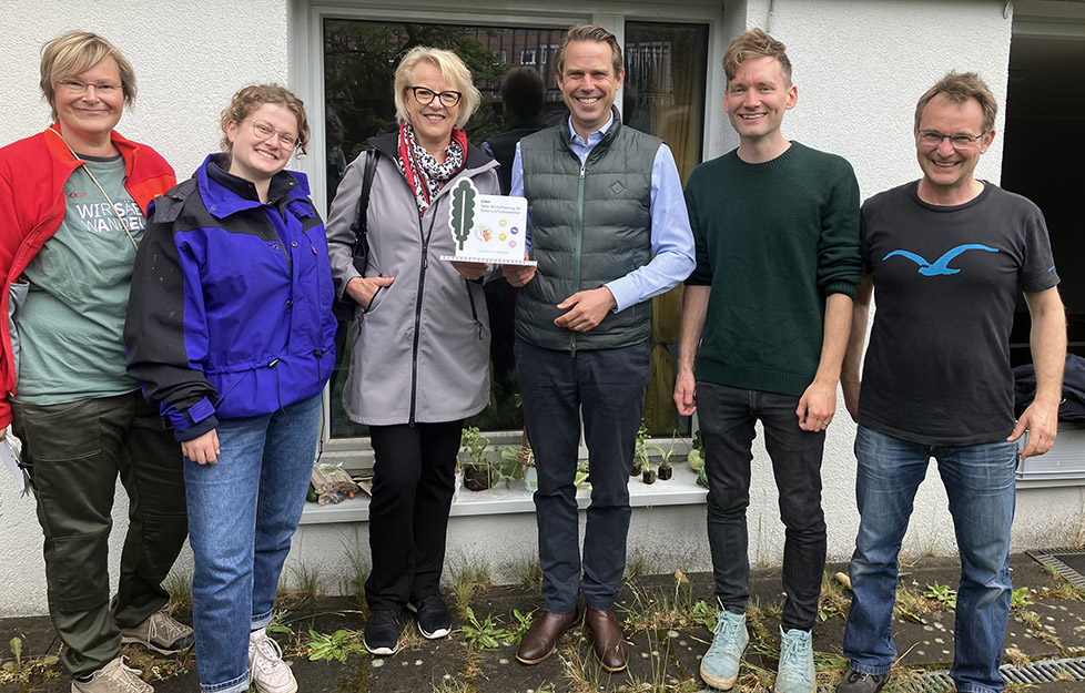 From left: Volunteer helper, Pia von Acker e.V., Gabriele Blömker, Malte Schwerdtfeger, David von Acker e.V., teacher Jens Möller