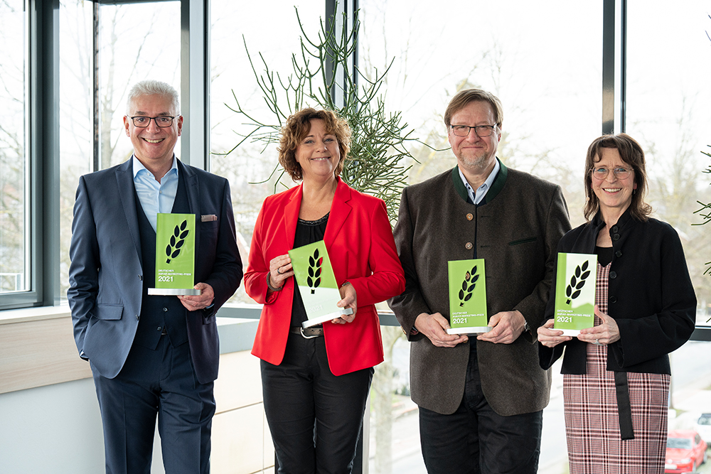 Dr. Josef Krapf, Verbindungsstelle Landwirtschaft – Industrie e.V., Jurymitglied; Steffi Neu, Moderatorin; Dr. Peter Wiggers, Landwirtschaftsverlag GmbH; Prof. Dr. Monika Gerschau, Hochschule Weihenstephan-Triesdorf, Juryvorsitzende. (Foto: Bernadette Lütke Hockenbeck)