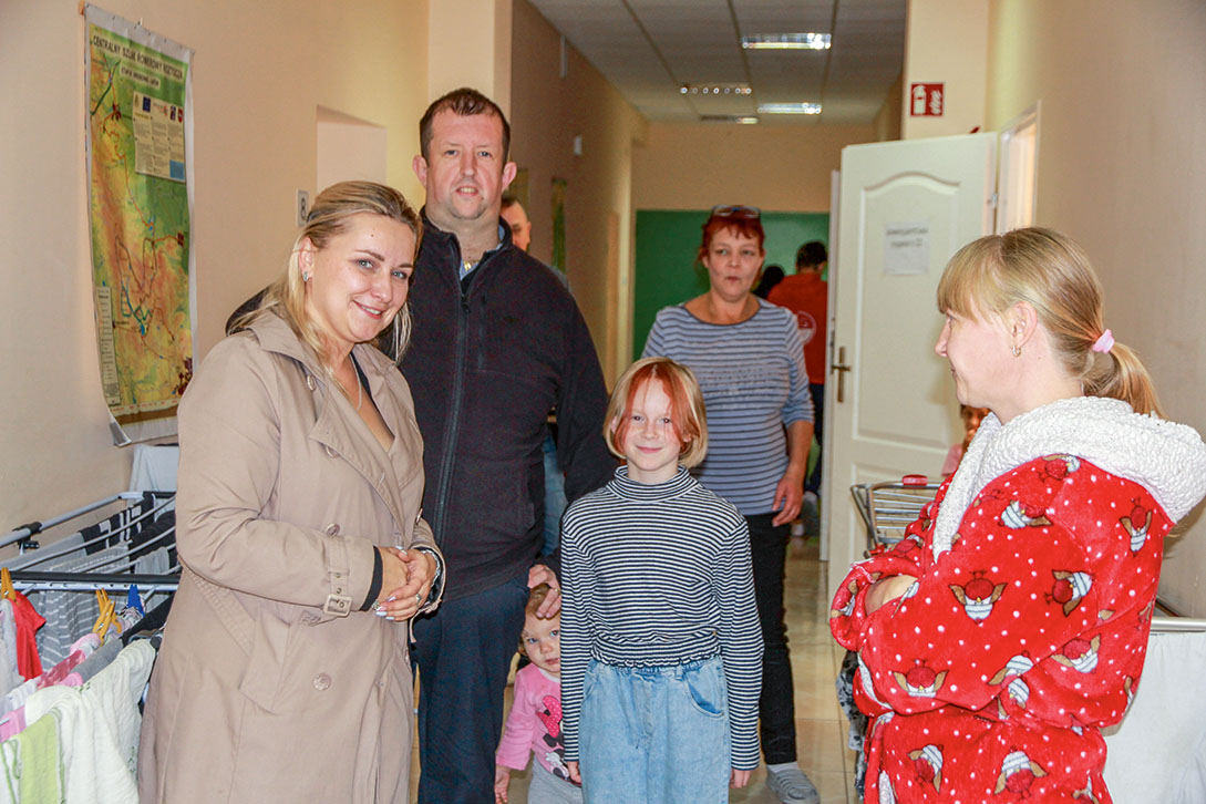 Aleksandra Dura und Pawel Dynaka in der für Geflüchtete umgebauten Jugendherberge in Józefów (Woiwodschaft Lublin, Südostpolen). Fotos: K. Bujoczek