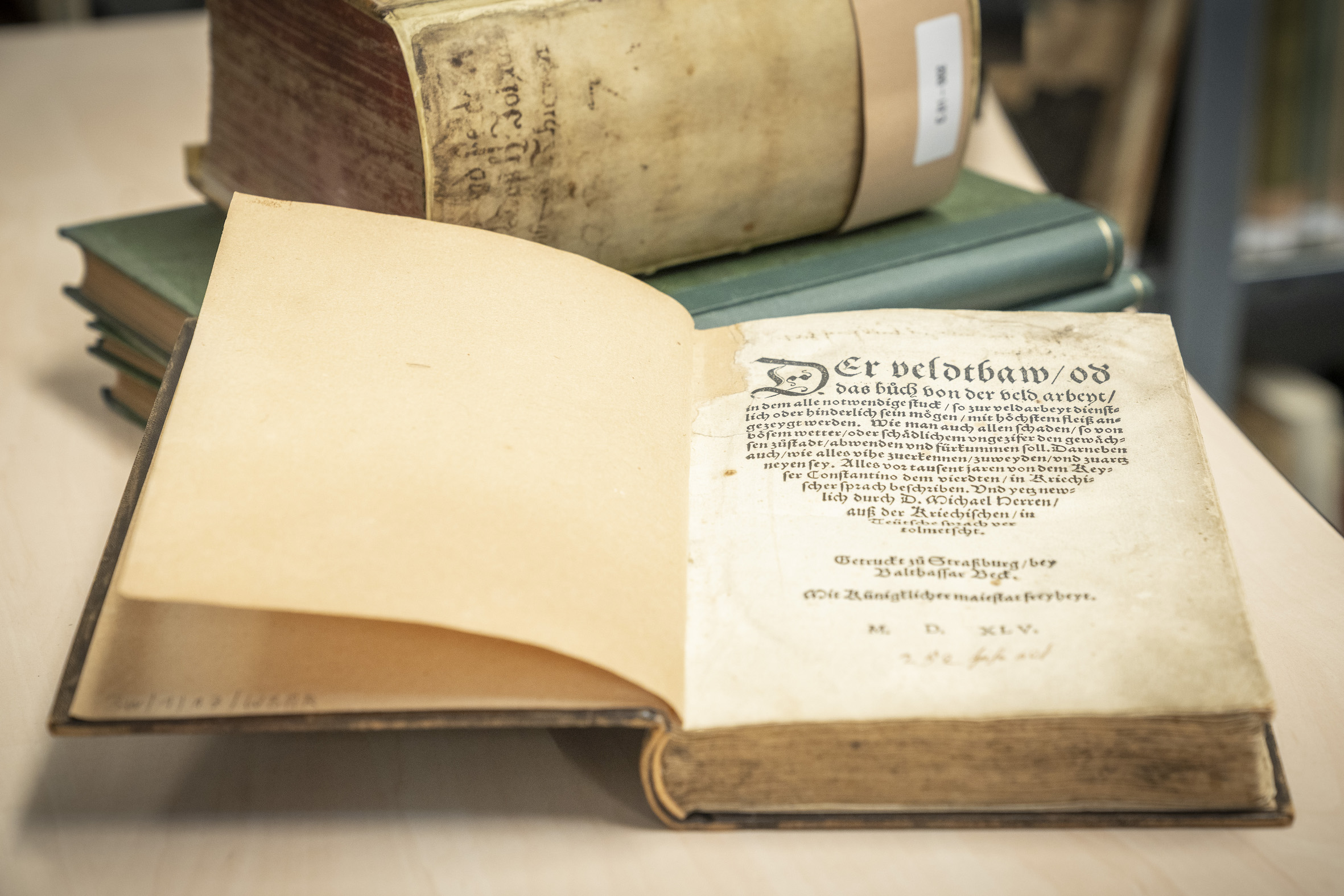 Titel des ältesten Buches der Bibliothek – in der Schreibweise des 16. Jahrhunderts: „Der Veldtbaw oder das Buoch von der veld arbeyt“ („Der Feldbau – oder: Das Buch von der Feldarbeit“).
