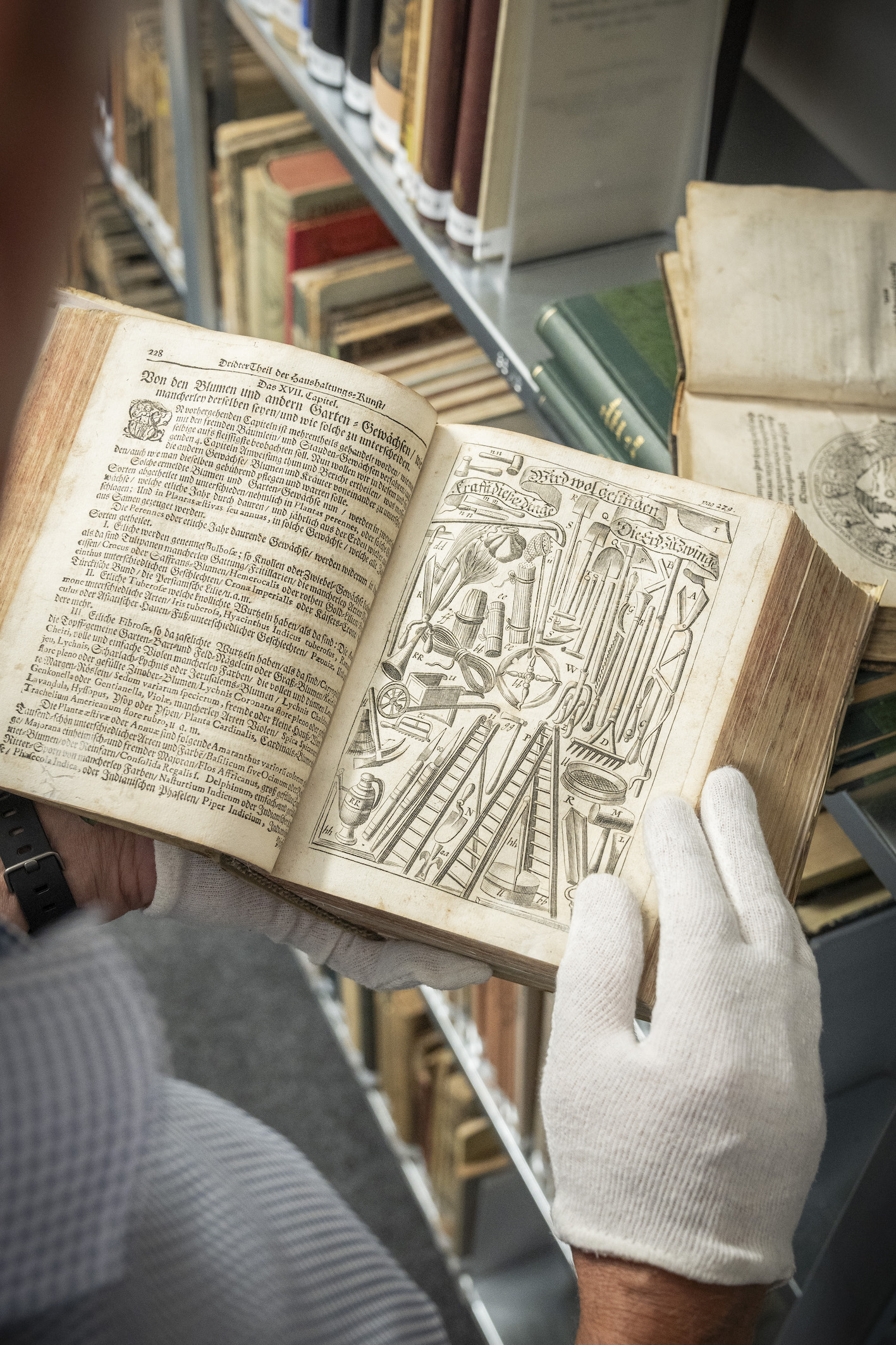 Das „Haus-, Feld-, Artzney-, Koch-, Kunst und Wunderbuch“ von 1683 ist ein 1.600 Seiten umfassendes Lehr- und Ratgeberbuch zur Land-, Forst- und Hauswirtschaft des 17. Jahrhunderts – eine Art „analoges Wikipedia“ mit zahlreichen Abbildungen.