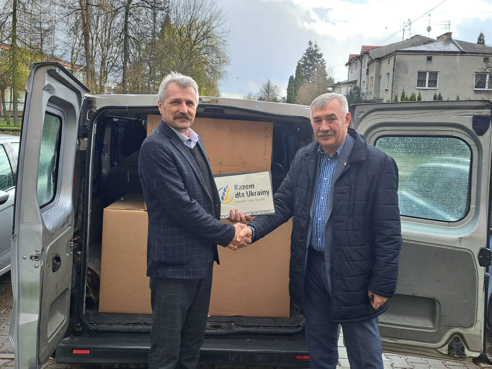 Wojciech Kniaziuk (links), Direktor der Landwirtschaftskammer Lublin (Polen) und Oleg Bejzyk, stellvertretender Geschäftsführer der Landwirtschaftskammer Lemberg (Ukraine) bei der Übergabe von drei weiteren Notstromaggregaten für die Ukraine (Bild: Landwirtschaftskammer Lublin)