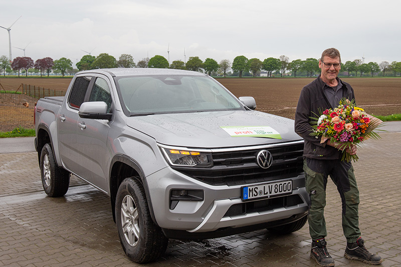 Überglücklich, leicht zweifelnd und sichtlich gerührt war Ludger Thönes als Vertreter des Landwirtschaftsverlags Münster ihm sein neues Auto übergaben.